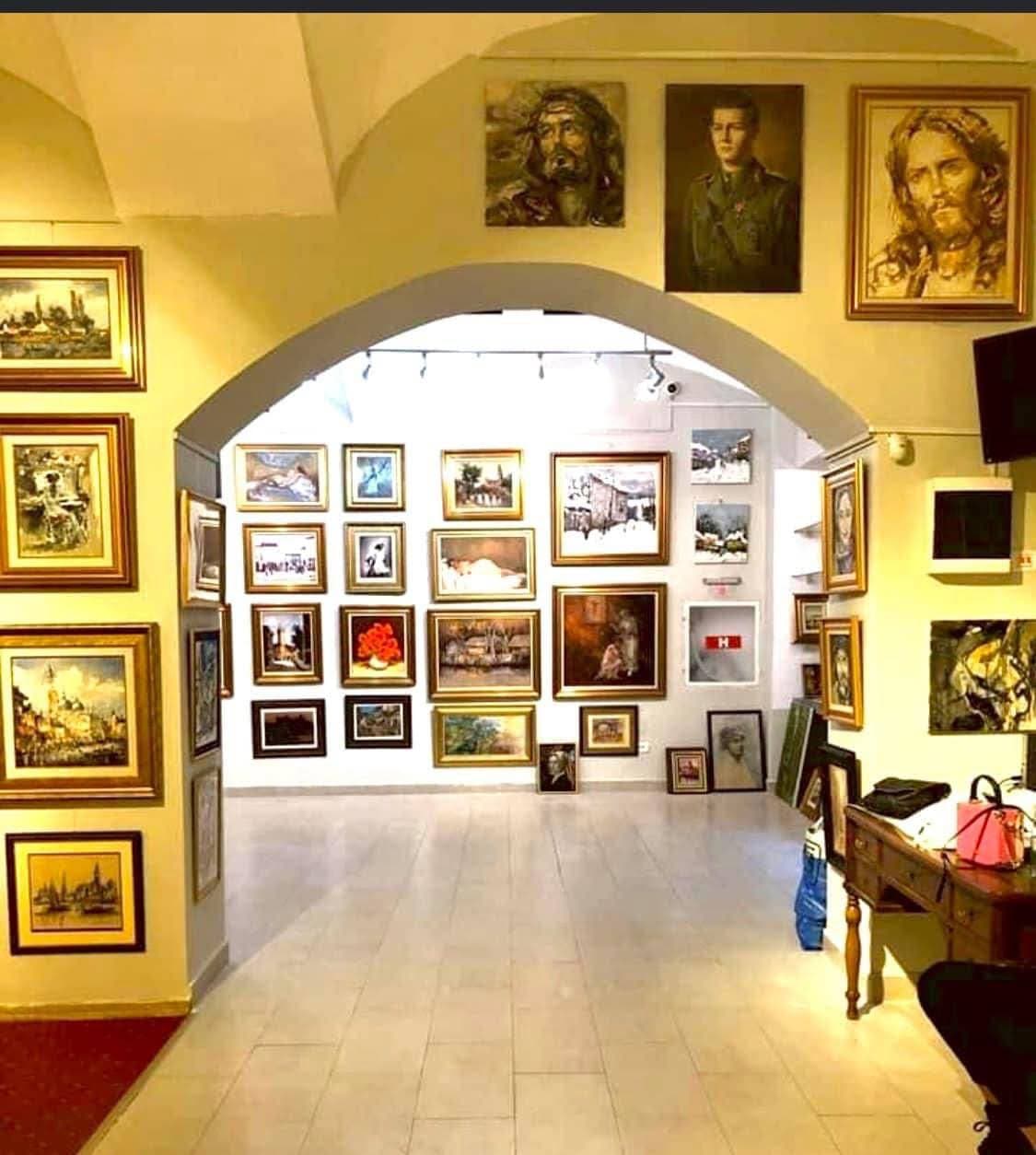 Arcada galeriei, cu pereții plini de tablouri în rame aurii